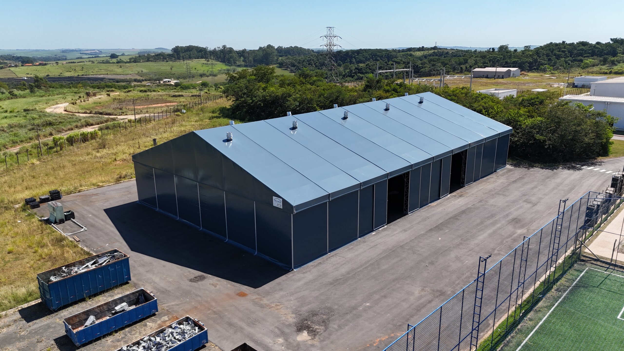 Vista aérea de armazém de armazenamento de mercadorias com caixas no exterior.