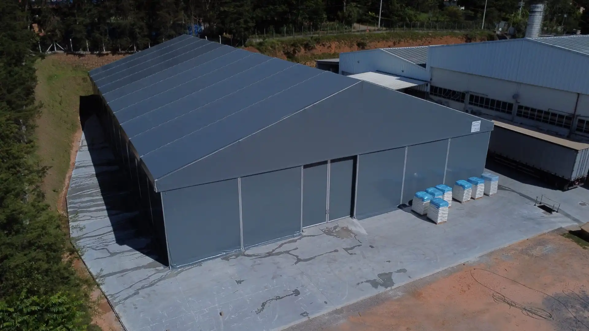 Imagem de uma estrutura metálica ampla, ideal para armazenamento.